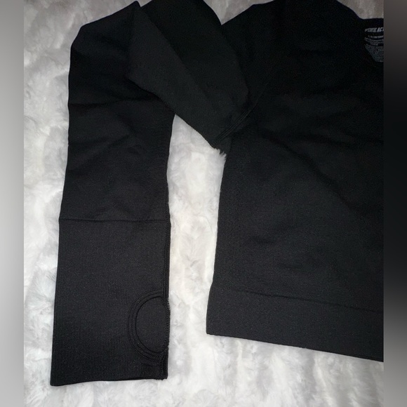 🌟BRAND NEW!!🌟 Pink! Workout athletic top, long sleeve, thumb holes, crop top - Picture 3 of 8